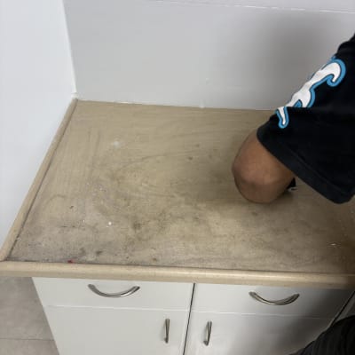 משטח מלוכלך לפני ניקוי עם יד אדם