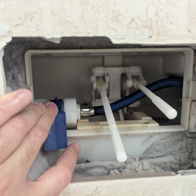 תיקון צנרת בתוך קיר עם ידיים