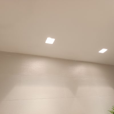 תקרה צבועה עם תאורה שקועה