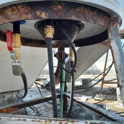 חיבורים וצינורות מתחת לדוד שמש חלוד