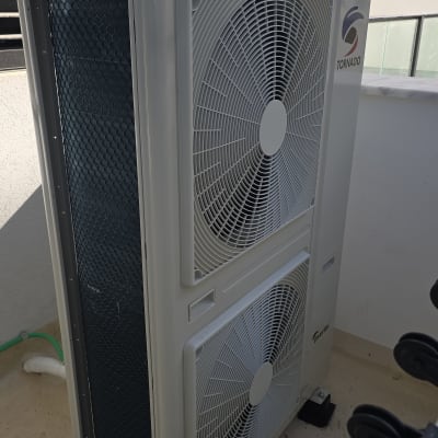 יחידת מיזוג אוויר חיצונית מותקנת על מרפסת