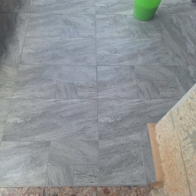 רצפה עם דלי ירוק, קשור לאיטום