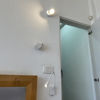 מנורות וקופסאות חשמל על קיר לבן