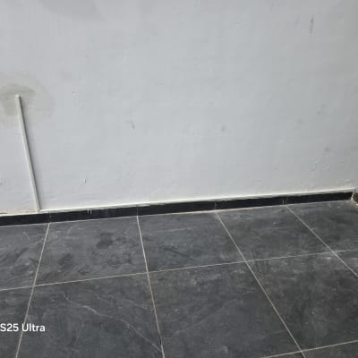 ריצוף חוץ באריחי גרניט פורצלן כהים בחצר בית