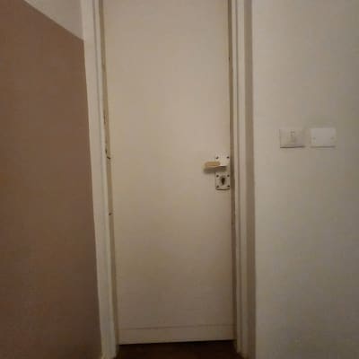 דלת לבנה עם ידית ומנעול