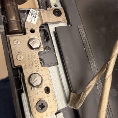 חלקי מתכת וברגים במחשב נייד