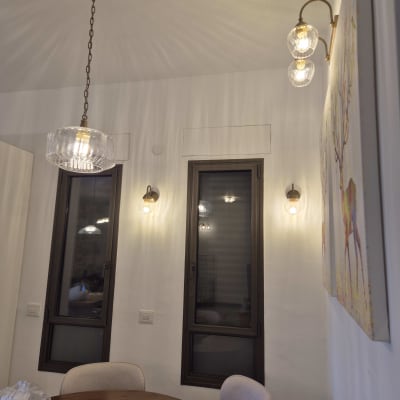 מנורות תלויות על קיר ותקרה בחדר מואר