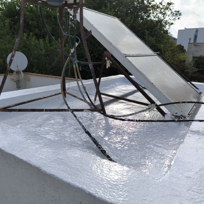 איטום גג עם חומר לבן סביב קולטי שמש