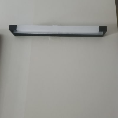 מנורת קיר מלבנית עם מסגרת שחורה