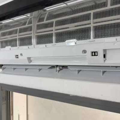 יחידת מיזוג אוויר פתוחה עם מסנן גלוי