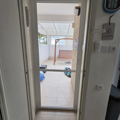 דלת אלומיניום עם נוף לחצר