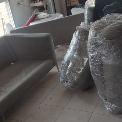 ספות עטופות בניילון מוכנות להובלה