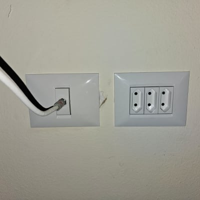 שקע חשמל עם כבל מחובר לקיר