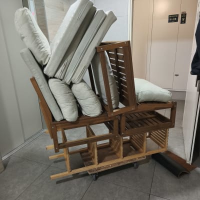 רהיטים מוערמים על עגלה במסדרון