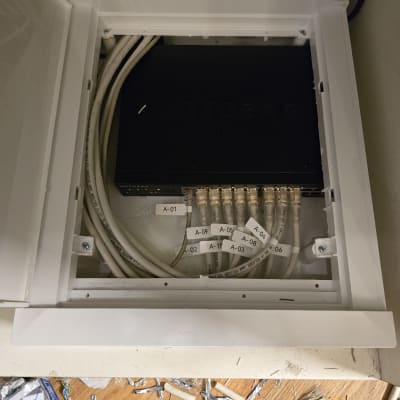 מתג רשת של נטגיר עם כבלים מחוברים