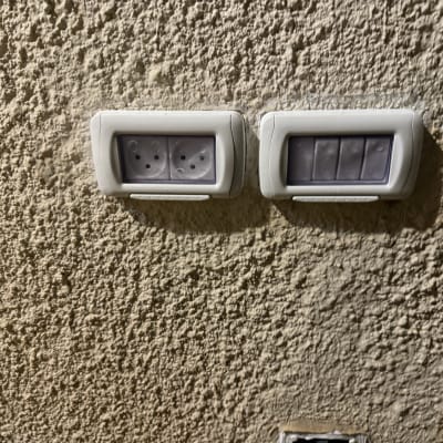 שני שקעים חשמליים על קיר מחוספס