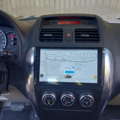 מערכת מולטימדיה לרכב עם מסך מגע ואפליקציית ניווט מותקנת בדשבורד