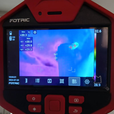 תצוגת מצלמה תרמית עם אזורים חמים וקרים