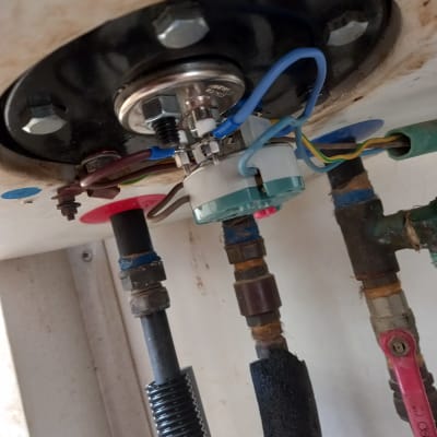 חיבורים חשמליים וצינורות מתכת עם חוטים צבעוניים