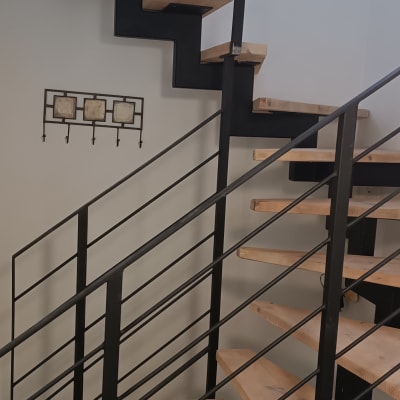 מסגרת מתכת עם שלושה ריבועים על הקיר