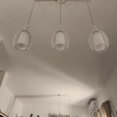 מנורות תלויות מהתקרה עם סולם מתחת