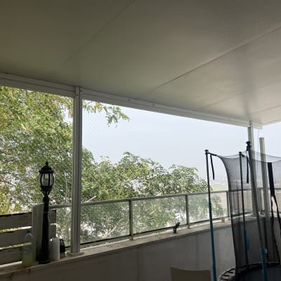 רשת הגנה מותקנת במרפסת למניעת כניסת יונים