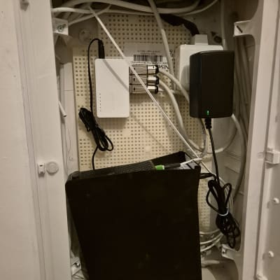 ארון תקשורת עם נתבים וכבלים מחוברים