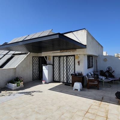 פרגולה מאלומיניום על גג מרפסת עם ריצוף בהיר