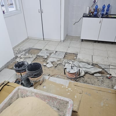 רצפה שבורה, דליים, כבל חשמל, חול, קרטון