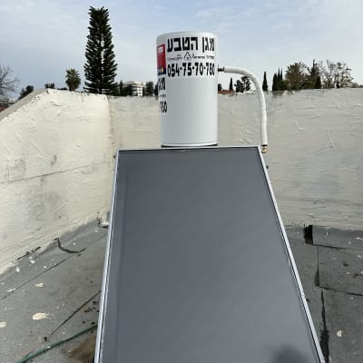 דוד שמש על גג עם קולטן סולארי