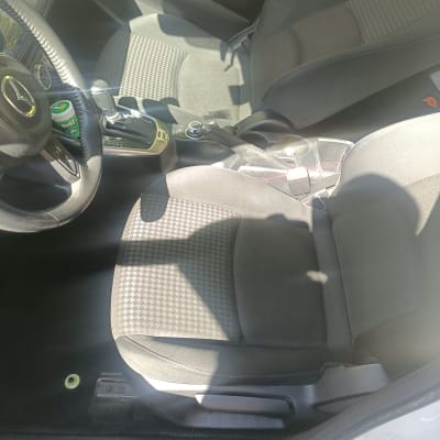 מושב רכב עם צללים ותאורה פנימית