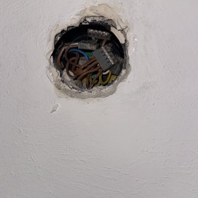 חוטי חשמל חשופים בקיר