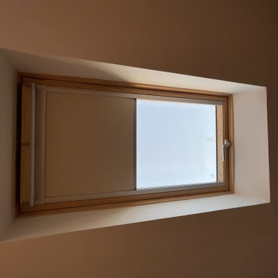 חלון עם מסגרת עץ בקיר גבס