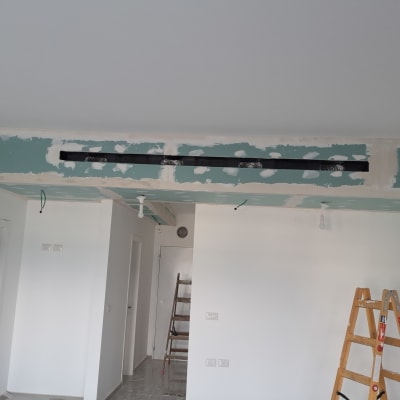 תקרת גבס עם תיקונים בצבע ירוק ולבן