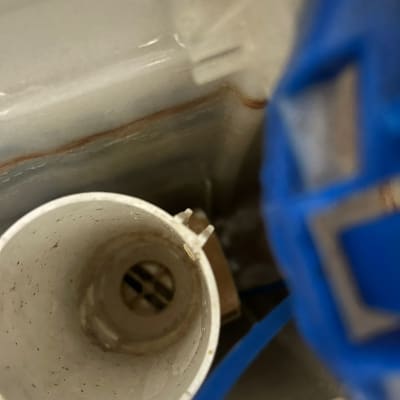 צינור פלסטיק לבן עם חיבור כחול