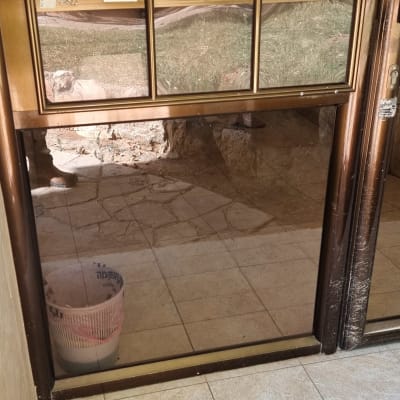 זכוכית משקפת עם השתקפות של חוץ