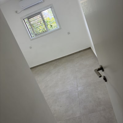 חדר ריק עם רצפה נקייה ומזגן על הקיר