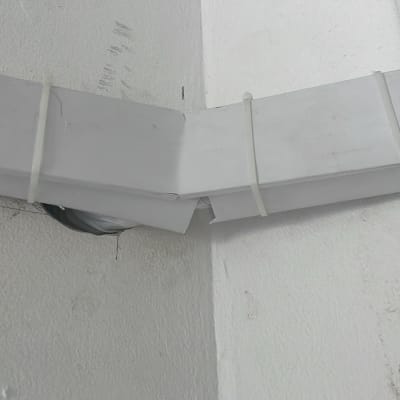 צינור מיזוג אוויר עם חיבורים בקיר לבן