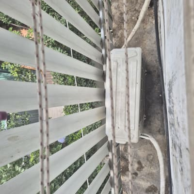 יחידת מזגן חיצונית על רצפה מלוכלכת