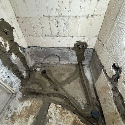 עבודות שיפוץ עם חיווט חשמלי בקיר