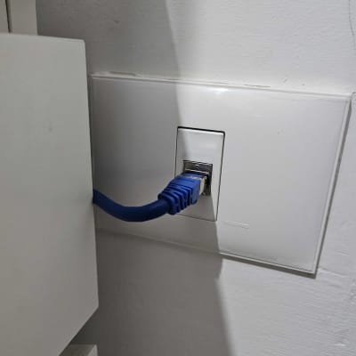 כבל רשת מחובר לשקע בקיר