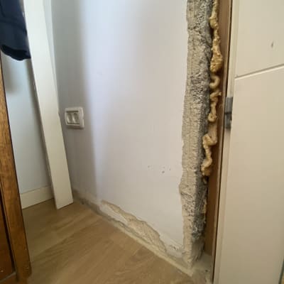 קיר עם קצף בידוד ליד דלת