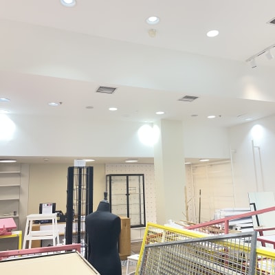 חנות ריקה עם מדפים ומתקנים שונים