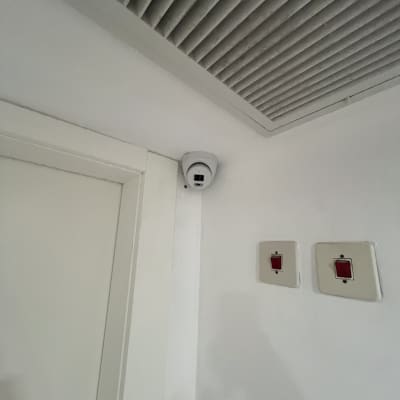 מצלמת אבטחה מותקנת על קיר ליד תקרה