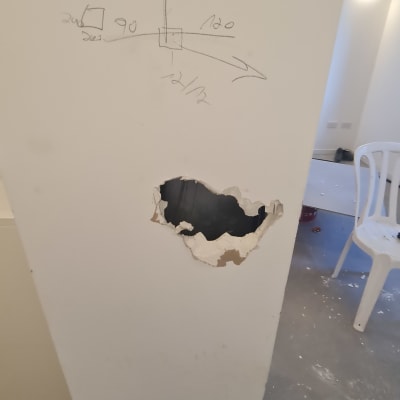 קיר עם חור וכלי עבודה באתר בנייה