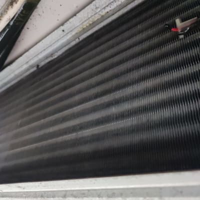 סליל קירור של מזגן עם חוטים מחוברים