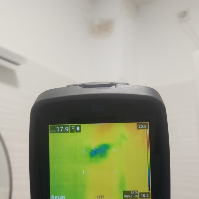 מצלמה תרמית מציגה אזור קר על הקיר