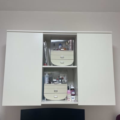 ארון קיר עם מדפים פתוחים ומוצרי טיפוח