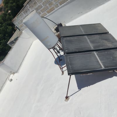 מערכת חימום סולארית על גג לבן עם ציפוי איטום