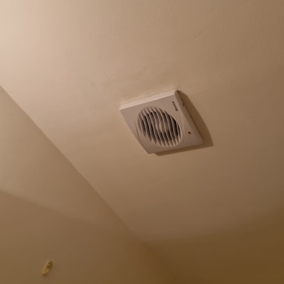 וונטה חשמלית מותקנת על קיר קרוב לתקרה